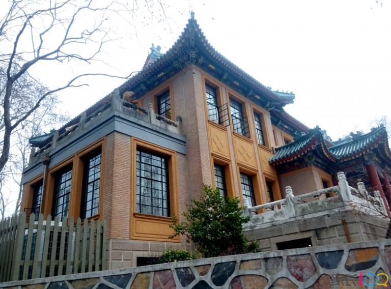 美龄宫位于南京市玄区钟山名胜风景区内四方城以东的小红山上,正式名称为国民政府主席官邸,有远东第一别墅的美誉。虽然只住了四年,但美龄宫是蒋氏夫妇最喜爱的别墅。其主体建筑是一座三层重檐山式宫殿式建筑,顶覆绿色琉璃瓦。在其房檐的琉璃瓦上雕着1000多只凤凰,是中国唯一一例。