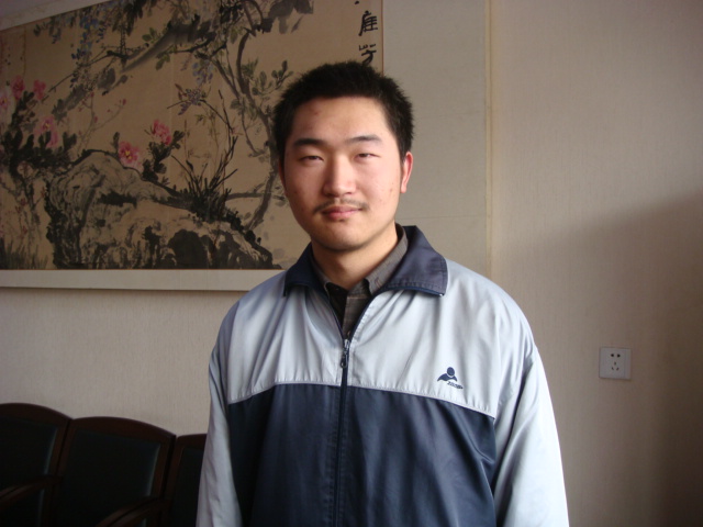 金报讯 记者刘辉 通讯员王先寿报道:这孩子进高中时并不出挑,但凭着自信和自律闯出来了。武汉市二中校长董汉利对记者感慨。董校长所说的孩子是该校高三(1)班学生张宸瑀。最近,他以第一名的成绩入选生物奥赛国家队,成为我省唯一一名入选者,并被北大生科院录取。 昨天上午,正在学校备战的张宸瑀接受了记者的采访。 竞赛像跑马拉松 比赛就像跑马拉松,一定要坚持到底,时刻保持冷静。 张宸瑀告诉记者,自己2月中旬到北京参加国家队的选拔,经过了一次实验测试和两场面试。他印象最深刻的是第二场面试,18位考官分组考查选手,每