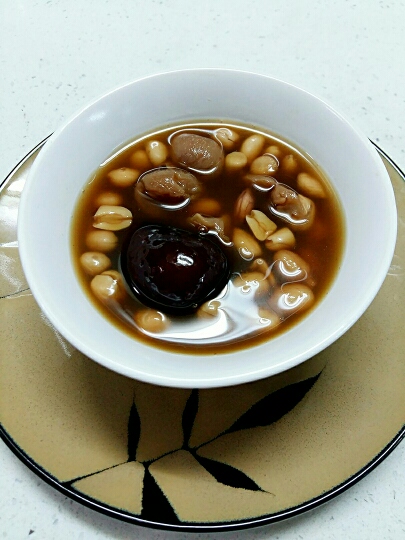红枣桂圆花生汤