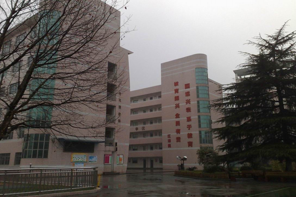 专业摄影师送考为2018中考的孩子和学校助力加油